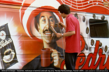 Proces malowania portretu Zbigniewa Grochala w technice airbrush i kawy Pedros dla Strauss Cafe Poland na Iveco Daily 30-8 Maxi.