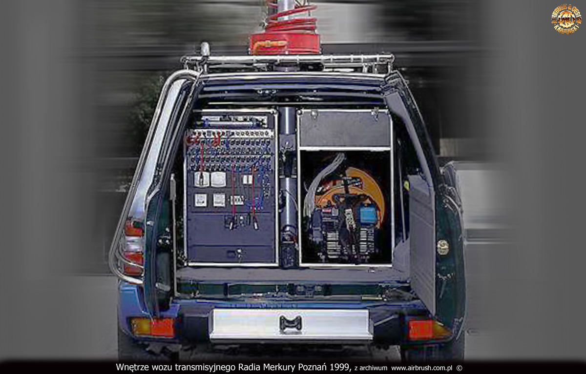 Wnętrze wozu transmisyjnego Radia Merkury Poznań 1999.