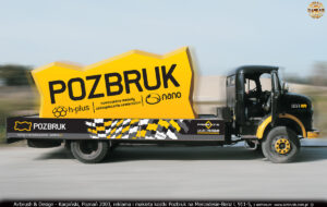 Reklama z makietą kostki Pozbruk na samochodzie Mercedes Benz L 911-5.