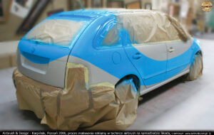 Proces malowania reklamy na samochodzie Skoda w technice airbrush dla firmy Lars.