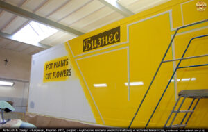 Proces malowania reklamy wielkoformatowej w technice lakierniczej dla firmy Sebo 2010 r.