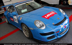 Levis projekt i reklama na samochodzie Porsche 911 w technice folii samoprzylepnych 2013 r.