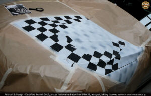 BMW-X1 proces malowania grafiki w technice airbrush na BMW-X1 dla firmy Romar Polsped 2015 r.