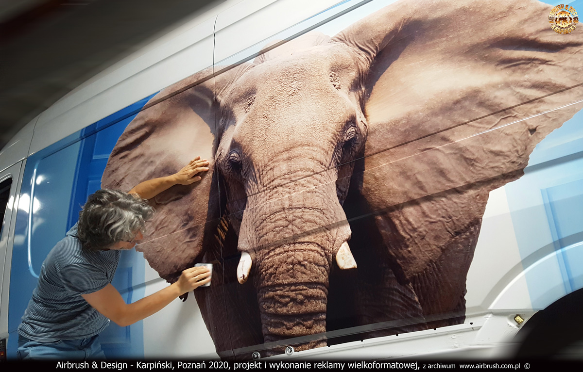 AP-Ausbau-Teren-2020, aplikacja reklamy drzwi na samochodzie Mercedes Sprinter 319 CDI Maxi.