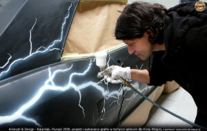 Proces malowania w technice airbrush Buicka Riviera `64 w 2009 r.