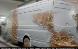 Proces malowania reklamy w technice airbrush IronMan na samochodzie firmy Lars 2011 r.