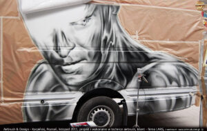 Proces malowania reklamy w technice airbrush IronMan na samochodzie firmy Lars 2011 r.