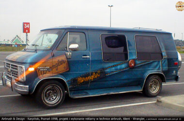 Reklama Wrangler na samochodzie Chevrolet Chevy van 20 SL Series.