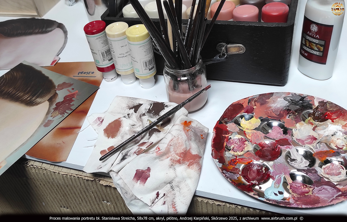 Proces malowania portretu bł. Stanisława Streicha, paleta, pędzle, pracownia, Andrzej Karpiński, 58x78 cm, akryl, płótno, Skórzewo 2025 Proces malowania portretu bł. Stanisława Streicha, paleta, pędzle, pracownia, Andrzej Karpiński, 58x78 cm, akryl, płótno, Skórzewo 2025