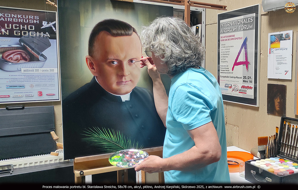 Proces malowania portretu bł. Stanisława Streicha, detale, korekty, pracownia, Andrzej Karpiński, 58x78 cm, akryl, płótno, Skórzewo 2025, fot. Marzena Karpińska portret bł. Stanisława Streicha, pracownia, Andrzej Karpiński, fot. Marzena Karpińska