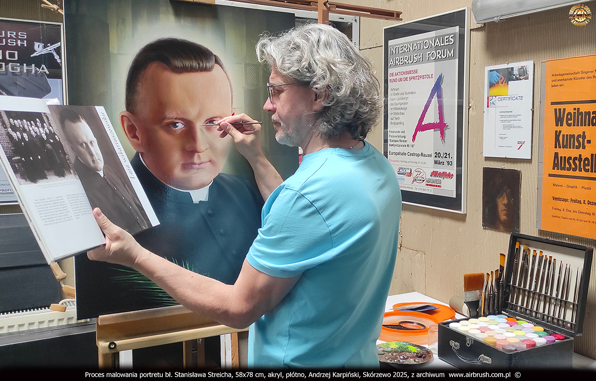 Proces malowania portretu bł. Stanisława Streicha, detale, korekty, pracownia, Andrzej Karpiński, 58x78 cm, akryl, płótno, Skórzewo 2025, fot. Marzena Karpińska malowanie portretu bł. Stanisława Streicha, pracownia, Andrzej Karpiński, fot. Marzena Karpińska
