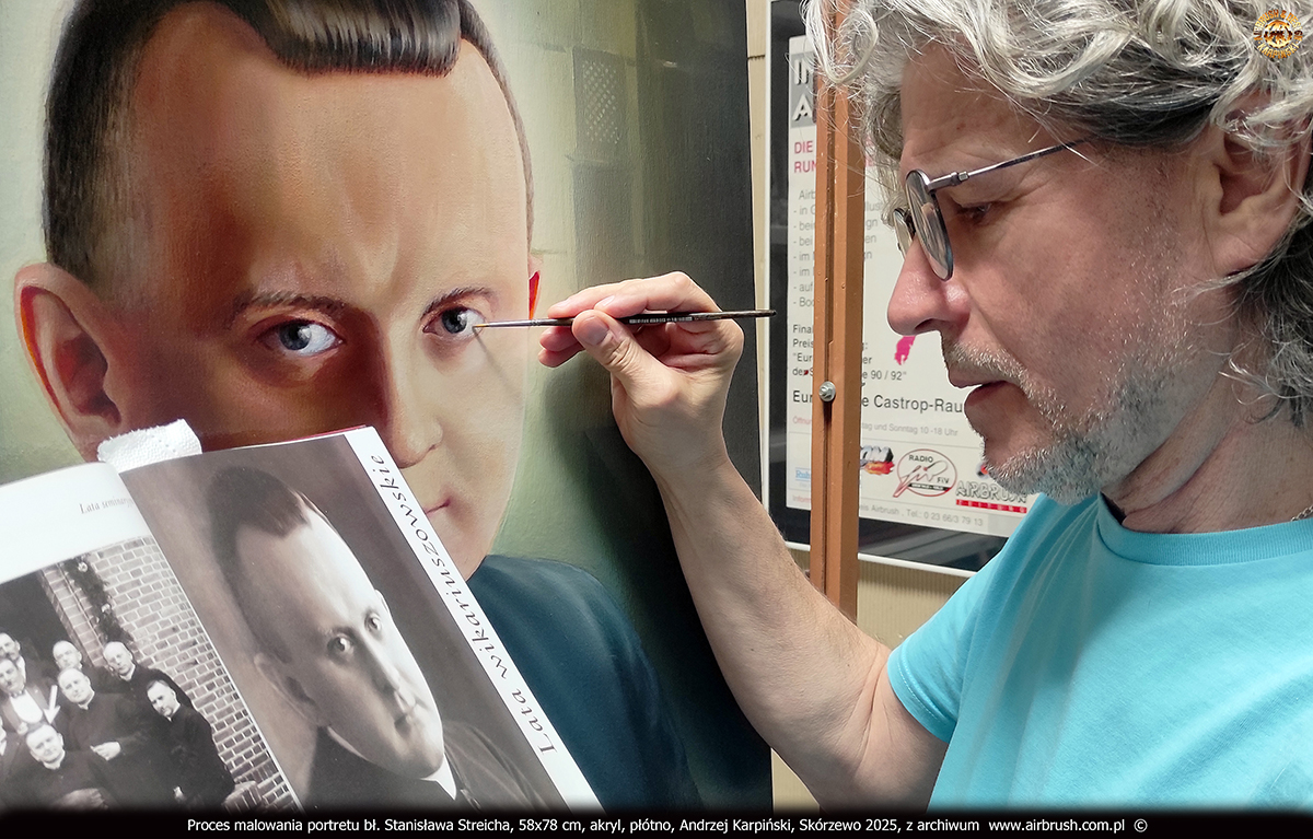 Proces malowania portretu bł. Stanisława Streicha, detale, korekty, pracownia, Andrzej Karpiński, 58x78 cm, akryl, płótno, Skórzewo 2025, fot. Marzena Karpińska Proces malowania portretu bł. Stanisława Streicha, fot. Marzena Karpińska