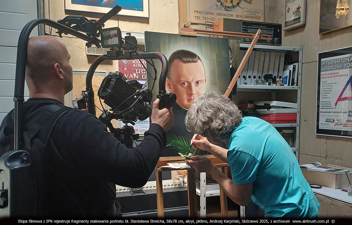 Ekipa filmowa IPN, rejestruje fragmenty procesu malowania portretu bł. Stanisława Streicha, pracownia, Andrzej Karpiński, 58x78 cm, akryl, płótno, Skórzewo 2025, fot. Marzena Karpińska Ekipa filmowa IPN, rejestruje fragmenty procesu malowania portretu bł. Stanisława Streicha, pracownia, Andrzej Karpiński fot. Marzena Karpińska